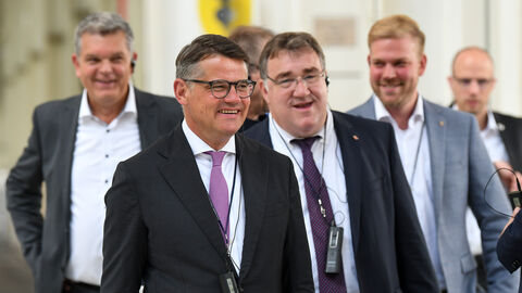 Ministerpräsident Boris Rhein beim Rundgang durch die Produktionhallen Ministerpräsident Boris Rhein beim Rundgang durch die Produktionhallen