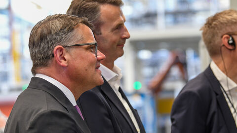 Ministerpräsident Boris Rhein beim Rundgang. Ministerpräsident Boris Rhein beim Rundgang. Er schaut interessiert zum Sprecher.