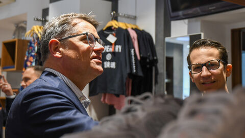 Boris Rhein auf dem Wochenmarkt in Bad Nauheim Boris Rhein auf dem Wochenmarkt in Bad Nauheim