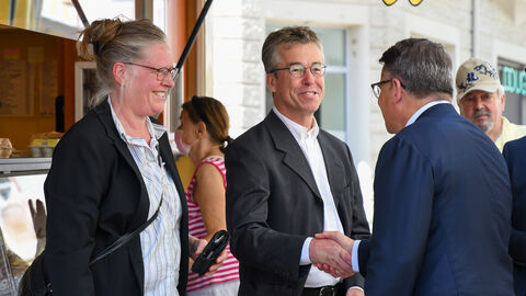 Boris Rhein auf dem Wochenmarkt in Bad Nauheim Boris Rhein auf dem Wochenmarkt in Bad Nauheim