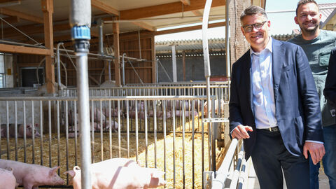 Boris Rhein bei den Hoffreunden und auf dem Lindenhof in Buttzbach in Nieder-Weisel Boris Rhein bei den Hoffreunden und auf dem Lindenhof in Buttzbach in Nieder-Weisel
