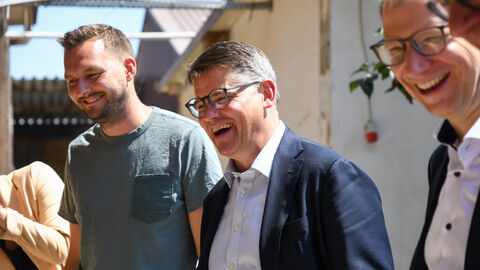 Boris Rhein bei den Hoffreunden und auf dem Lindenhof in Buttzbach in Nieder-Weisel Boris Rhein bei den Hoffreunden und auf dem Lindenhof in Buttzbach in Nieder-Weisel