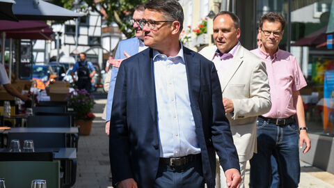 Boris Rhein auf dem Wochenmarkt in Bad Nauheim Boris Rhein auf dem Wochenmarkt in Bad Nauheim