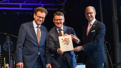 Ministerpräsident Rhein am Glauberg zur Feier des 50-jährigen Bestehens des Wetteraukreises  Ministerpräsident Rhein am Glauberg zur Feier des 50-jährigen Bestehens des Wetteraukreises