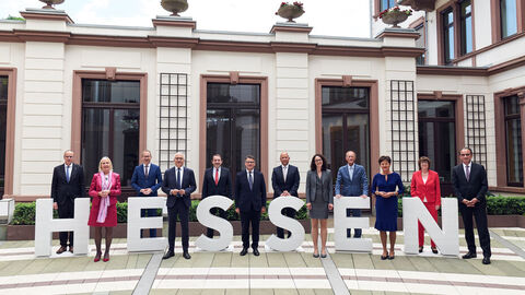 Hessen hat einen neuen Ministerpräsidenten. Boris Rhein wurde heute von den Abgeordneten des Hessischen Landtags gewählt und hat sein neues Kabinett vereidigt. Wir stellen es von links nach rechts vor: Innenminister, Peter Beuth, Ministerin für Digitale Strategie und Entwicklung, Kristina Sinemus, Sozialminister Kai Klose, Stellvertretender Ministerpräsident und Wirtschaftsminister Tarek Al-Wazir, Kultusminister Alexander Lorz, Ministerpräsident Boris Rhein, Justizminister Roman Poseck, Wissenschaftsministerin Angela Dorn, der Chef der Hessischen Staatskanzlei, Staatsminister Axel Wintermeyer, Europaministerin Lucia Puttrich, Umweltministerin Priska Hinz und Finanzminister Michael Boddenberg. V. l. n. r.: Innenminister, Peter Beuth, Ministerin für Digitale Strategie und Entwicklung, Kristina Sinemus, Sozialminister Kai Klose, Stellvertretender Ministerpräsident und Wirtschaftsminister Tarek Al-Wazir, Kultusminister Alexander Lorz, Ministerpräsident Boris Rhein, Justizminister Roman Poseck, Wissenschaftsministerin Angela Dorn, der Chef der Hessischen Staatskanzlei, Staatsminister Axel Wintermeyer, Europaministerin Lucia Puttrich, Umweltministerin Priska Hinz und Finanzminister Michael Boddenberg.
