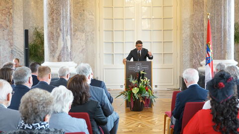 Hessens Ministerpräsident Boris Rhein sprach beim 9. Hessischen Gedenktag für die Opfer von Flucht, Vertreibung und Deportation sowie dem „Tag der Heimat“ im Wiesbadener Schloss Biebrich. Hessens Ministerpräsident Boris Rhein sprach beim 9. Hessischen Gedenktag für die Opfer von Flucht, Vertreibung und Deportation sowie dem „Tag der Heimat“ im Wiesbadener Schloss Biebrich.