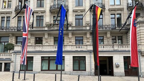Anlässlich des Todes von Queen Elizabeth II. hängt die britische Flagge mit Trauerflor vor der Staatskanzlei in Wiesbaden. Anlässlich des Todes von Queen Elizabeth II. hängt die britische Flagge mit Trauerflor vor der Staatskanzlei in Wiesbaden.