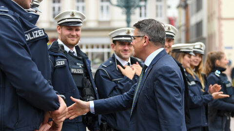 Boris Rhein Schutzschleifen-Kampagne  Boris Rhein reicht Polizisten die Hand