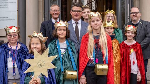 Die Sternsinger in der Hessischen Staatskanzlei mit Ministerpräsident Boris Rhein und Staatsminister Axel Wintermeyer.  Die Sternsinger in der Hessischen Staatskanzlei mit Ministerpräsident Boris Rhein und Staatsminister Axel Wintermeyer.