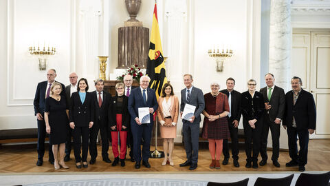 Der Chef der Staatskanzlei, Axel Wintermeyer, mit dem Expertenrat Paulskirche in Berlin