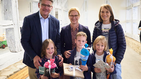 Ministerpräsident Boris Rhein und seine Frau Tanja Raab-Rhein mit Mehrlingen im Hessenpark in Neu-Anspach. Ministerpräsident Boris Rhein und seine Frau Tanja Raab-Rhein mit Mehrlingen im Hessenpark in Neu-Anspach.