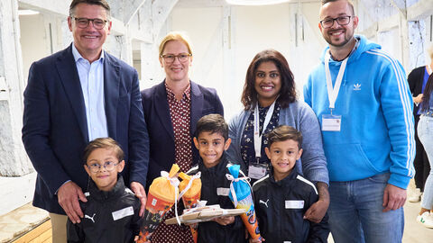 Ministerpräsident Boris Rhein und seine Frau Tanja Raab-Rhein mit Mehrlingen im Hessenpark in Neu-Anspach. Ministerpräsident Boris Rhein und seine Frau Tanja Raab-Rhein mit Mehrlingen im Hessenpark in Neu-Anspach.