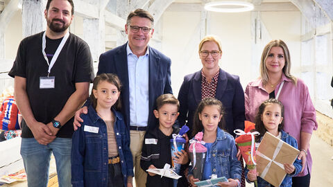 Ministerpräsident Boris Rhein und seine Frau Tanja Raab-Rhein mit Mehrlingen im Hessenpark in Neu-Anspach. Ministerpräsident Boris Rhein und seine Frau Tanja Raab-Rhein mit Mehrlingen im Hessenpark in Neu-Anspach.