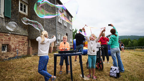 Drillingstreffen 2023 im Hessenpark in Neu-Anspach Drillingstreffen 2023 im Hessenpark in Neu-Anspach