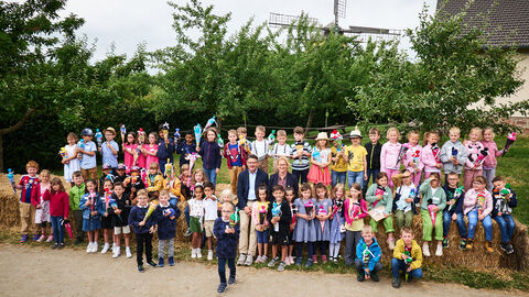 Ministerpräsident Boris Rhein und seine Frau Tanja Raab-Rhein mit den Mehrlingsfamilien im Hessenpark in Neu-Anspach. Ministerpräsident Boris Rhein und seine Frau Tanja Raab-Rhein mit den Mehrlingsfamilien im Hessenpark in Neu-Anspach.