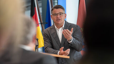 Ministerpräsident Rhein am Rednerpult