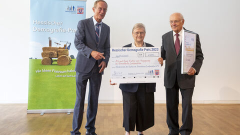 Der Chef der Hessischen Staatskanzlei und Demografie-Beauftragte der Landesregierung, Staatsminister Axel Wintermeyer, hat das Barockhaus Laufenselden mit dem dritten Platz beim Hessischen Demografie-Preis 2023 ausgezeichnet. Der Chef der Hessischen Staatskanzlei und Demografie-Beauftragte der Landesregierung, Staatsminister Axel Wintermeyer, hat das Barockhaus Laufenselden mit dem dritten Platz beim Hessischen Demografie-Preis 2023 ausgezeichnet.