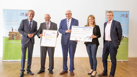 Der Chef der Hessischen Staatskanzlei und Demografie-Beauftragte der Landesregierung, Staatsminister Axel Wintermeyer, hat das Projekt „MarktCampus – Miteinander Zukunft leben“ aus Homberg (Efze) mit dem dritten Platz beim Hessischen Demografie-Preis 2023 ausgezeichnet.  Der Chef der Hessischen Staatskanzlei und Demografie-Beauftragte der Landesregierung, Staatsminister Axel Wintermeyer, hat das Projekt „MarktCampus – Miteinander Zukunft leben“ aus Homberg (Efze) mit dem dritten Platz beim Hessischen Demografie-Preis 2023 ausgezeichnet.