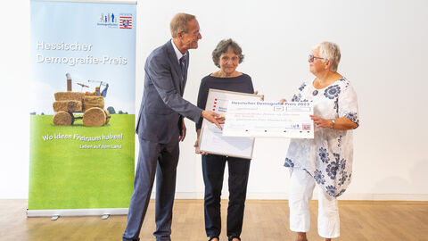 Der Chef der Hessischen Staatskanzlei und Demografie-Beauftragte der Landesregierung, Staatsminister Axel Wintermeyer, hat das Wohnprojekt „Gemeinsam ins Alter Schwalmstadt e.G.“ aus Schwalmstadt-Treysa mit dem dritten Platz beim Hessischen Demografie-Preis 2023 ausgezeichnet. Der Chef der Hessischen Staatskanzlei und Demografie-Beauftragte der Landesregierung, Staatsminister Axel Wintermeyer, hat das Wohnprojekt „Gemeinsam ins Alter Schwalmstadt e.G.“ aus Schwalmstadt-Treysa mit dem dritten Platz beim Hessischen Demografie-Preis 2023 ausgezeichnet.