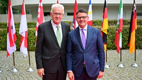 Begrüßung von Ministerpräsident Winfried Kretschmann (links) durch den Hessischen Ministerpräsidenten Boris Rhein (rechts)