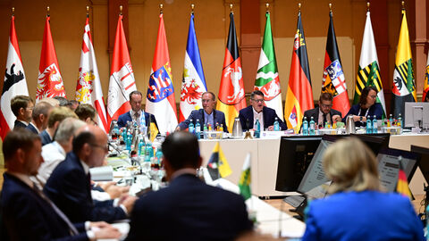 Zu Beginn der gemeinsamen Beratungen der Regierungschefinnen und Regierungschefs der Länder am Freitag im Festsaal des Gesellschaftshaus Palmengarten