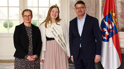 Ministerpräsident Boris Rhein empfängt gemeinsam mit seiner Frau Tanja Raab-Rhein die Bensheimer Blütenkönigin Charlotte im Wiesbadener Schloss Biebrich; Charlotte Maschik.