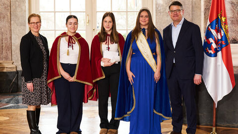 Ministerpräsident Boris Rhein empfängt gemeinsam mit seiner Frau Tanja Raab-Rhein die Breckenheimer Ländcheskönigin Madleine mit Ihren beiden Prinzessinnen Lina und Paula im Wiesbadener Schloss Biebrich; Madeleine Wottke, Lina Lungenshausen und Paula Stanzel.