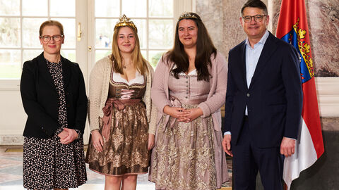 Ministerpräsident Boris Rhein empfängt gemeinsam mit seiner Frau Tanja Raab-Rhein die Hochheimer Weinkönigin Marina I. und Weinprinzessin Laura im Wiesbadener Schloss Biebrich; Marina Mitter und Laura Herrmann.