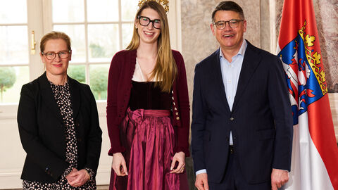 Ministerpräsident Boris Rhein empfängt gemeinsam mit seiner Frau Tanja Raab-Rhein die Hallgartener Weinmajestät, Weinkönigin Lena, im Wiesbadener Schloss Biebrich; Lena Orth.
