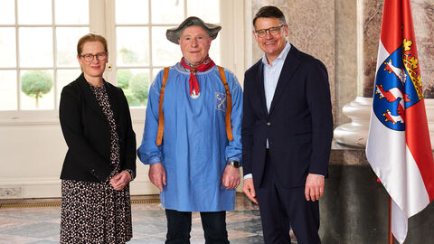 Ministerpräsident Boris Rhein empfängt gemeinsam mit seiner Frau Tanja Raab-Rhein den Salzträger der Stadt Bad Sooden-Allendorf im Wiesbadener Schloss Biebrich; Werner Voss. 