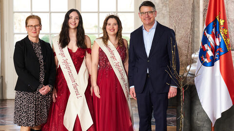 Ministerpräsident Boris Rhein empfängt gemeinsam mit seiner Frau Tanja Raab-Rhein die Apfelkönigin Mariella I. und die Apfelprinzessin Theresa I. aus Homberg (Ohm) im Wiesbadener Schloss Biebrich; Mariella Nuhn und Theresa Fleischhauer.
