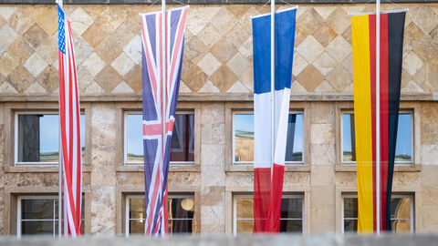 Zum Festakt "75 Jahre Grundgesetz" wehen Flaggen vor dem I.G.-Farben-Haus in Frankfurt.