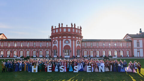 Empfang für die „Hessischen Tollitäten“ 2025: Erwachsenenprinzenpaare Gruppenbild der Erwachsenenprinzenpaare beim Empfang für die „Hessischen Tollitäten“ 2025 vor dem Wiesbadener Schloss Biebrich