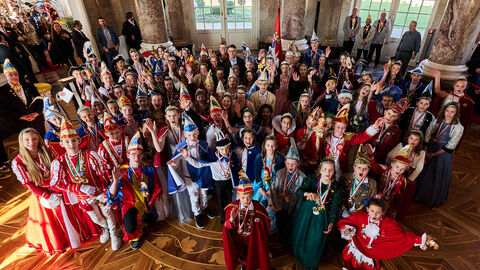 Empfang für die „Hessischen Tollitäten“ 2025: Kinderprinzenpaare Gruppenbild der Kinderprinzenpaare beim Empfang für die „Hessischen Tollitäten“ 2025 im Wiesbadener Schloss Biebrich