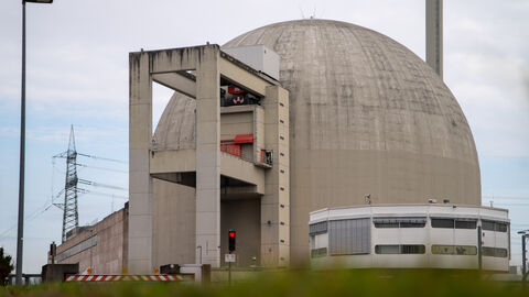 Blick auf einen Gebäudeteil des Kernkraftwerks Biblis.