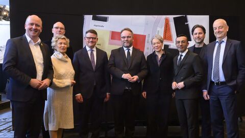 Landesregierung stellt gemeinsam mit Stadt Frankfurt Pläne für neuen Kulturcampus vor Neun Menschen, unter anderem Ministerpräsident Boris Rhein, Wissenschaftsminister Timon Gremmels, Kulturdezernentin Dr. Ina Hartwig und Frankfurts Oberbürgermeister Mike Josef, die die Pläne für den neuen Kulturcampus auf dem ehemaligen Universitätsgelände in Bockenheim vorstellen