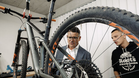 Zwei Männer begutachten ein Fahrrad