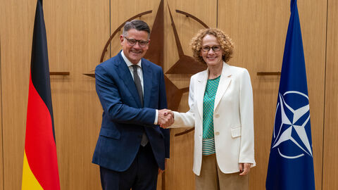 Ministerpräsident Boris Rhein trifft NATO-Generalsekretärin Radmila Šekerinska Ministerpräsident Boris Rhein (links), der neben der Flagge der Bundesrepublik Deutschland steht, schüttelt NATO-Generalsekretärin Radmila Šekerinska (rechts), die neben der Flagge der NATO steht, die Hand.