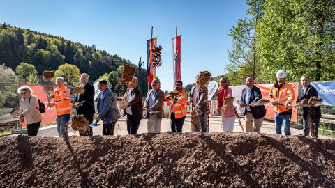 Wirtschaftsminister Kaweh Mansoori beim Spatenstich der Talbrücke Zell im Odenwald