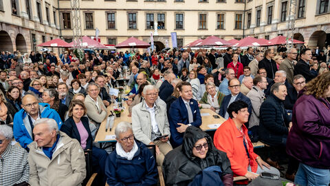 Der Innenhof ist voll bei der Eröffnungsfeier im Stadtschloss.