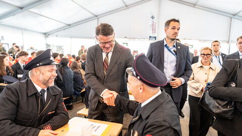 Beim Tag der ehrenamtlichen Einsatzkräfte dankt Ministerpräsident Rhein den Helferinnen und Helfern für ihr vorbildliches Engagement.