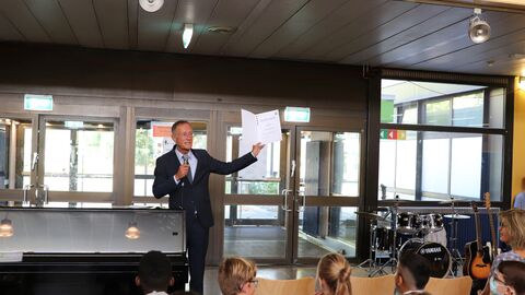 Der Chef der Staatskanzlei, Staatsminister Axel Wintermeyer, besucht die Einschulungsfeier der Heinrich-Böll-Schule in Hattersheim