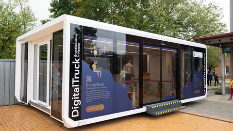 Der Digital-Truck steht an einer Schule.