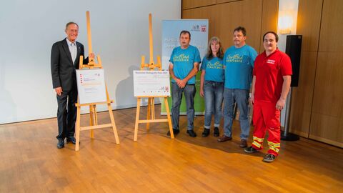 Staatsminister Axel Wintermeyer ehrt das Projekt „Ehrenamtlich geführtes beheiztes öffentliches Dorfbad“ in Lingelbach (Vogelsbergkreis)