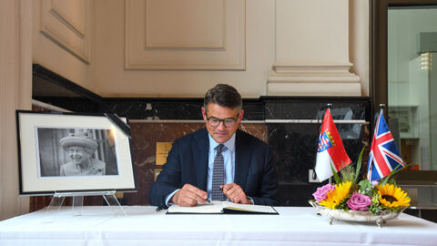 Ministerpräsident Boris Rhein bekundete am Dienstag seine Anteilnahme am Tod Ihrer Majestät Queen Elizabeth II. und trug sich ins Kondolenzbuch für die verstorbene Königin ein. Ministerpräsident Boris Rhein bekundete am Dienstag seine Anteilnahme am Tod Ihrer Majestät Queen Elizabeth II. und trug sich ins Kondolenzbuch für die verstorbene Königin ein.