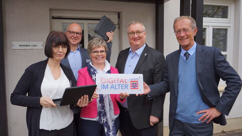 Der Chef der Hessischen Staatskanzlei, Staatsminister Axel Wintermeyer, hat während der Aktionswoche „Alter besser machen“ der Landesregierung die Seniorenbegegnungsstätte Altmünstermühle als Di@-Lotsen-Stützpunkt ausgezeichnet.