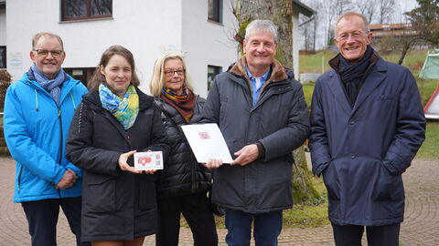 Der Chef der Hessischen Staatskanzlei, Staatsminister Axel Wintermeyer, hat einen Förderbescheid aus dem Programm „Starkes Dorf – Wir machen mit“ über 3.500 Euro an die Vereine Kolpingsfamilie Weyhers-Ebersberg e. V. und den Rhönklub, Zweigverein Weyhers für ihr Projekt „Weyhers digital erleben“ überreicht. (v.l.n.r.: Walter Storch, Rhönklub, Silvia Feuerstein, Kolpingsfamilie, Claudia Axt-Müller, Vorstand Rhönklub, Eberhard Paul, Rhönklub, Staatsminister Axel Wintermeyer)