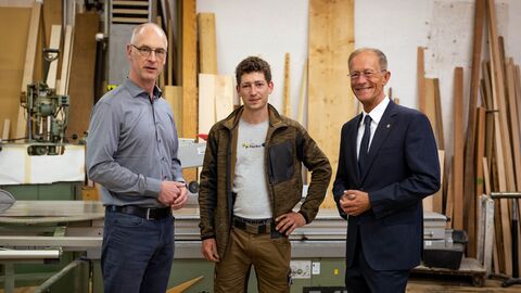 Im Rahmen der Aktionswoche „Kabinett besucht Talente“ wirbt Hessens Landesregierung für Ausbildungsberufe. Von links nach rechts: Inhaber der Schreinerei Fuchs, Martin Schuchardt, Viktor Grossbach, Staatsminister Axel Wintermeyer.  Im Rahmen der Aktionswoche „Kabinett besucht Talente“ wirbt Hessens Landesregierung für Ausbildungsberufe. Von links nach rechts: Inhaber der Schreinerei Fuchs, Martin Schuchardt, Viktor Grossbach, Staatsminister Axel Wintermeyer.
