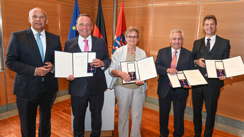 Innenminister Roman Poseck, Ulrich Neeb, Monika Pfeiffer-Hartmann, Werner Jung, Tobias Dillmann in der Staatskanzlei