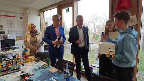 v.l.n.r.: Birgit Heitland, Landtagsabgeordnete Christian Engelhardt, Landrat Dr. Manuel Lösel, Staatssekretär für Kultus, Bildung und Chancen mit einer Schülerin und einem Schüler v.l.n.r.: Birgit Heitland, Landtagsabgeordnete Christian Engelhardt, Landrat Dr. Manuel Lösel, Staatssekretär für Kultus, Bildung und Chancen mit einer Schülerin und einem Schüler
